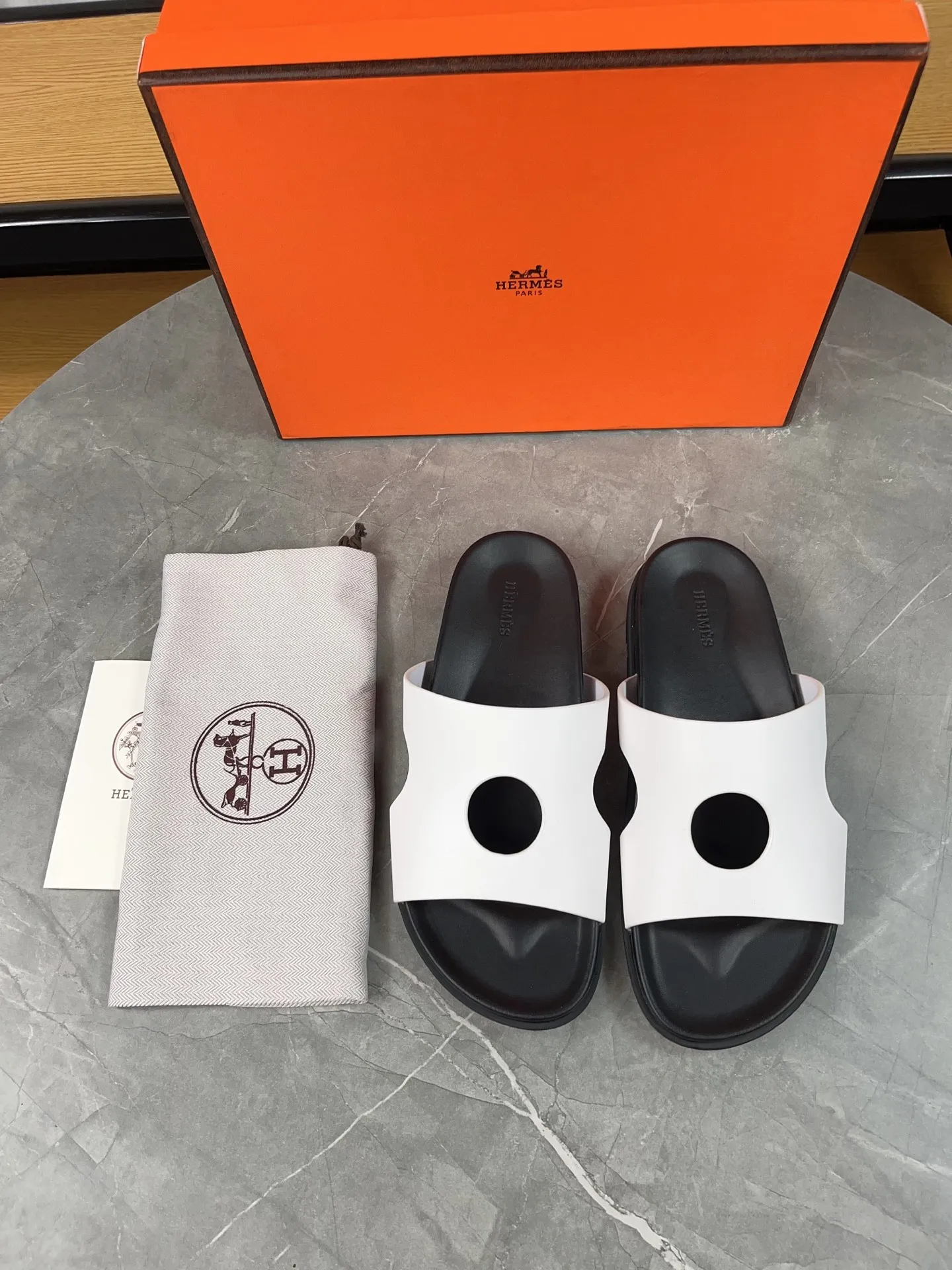 p400🐮🐮H family classic (couple style) Hermes Hermes spring and summer sandals series! Classic style, always popular slippers - sandals, great with any combination! ! ! Upper: imported PU inner lining: imported mixed sheepskin Outsole: Tpu non-slip and wear-resistant outsole Female size: 35-40 (customized at 41) Male size: 39-45 (customized at 39.45)